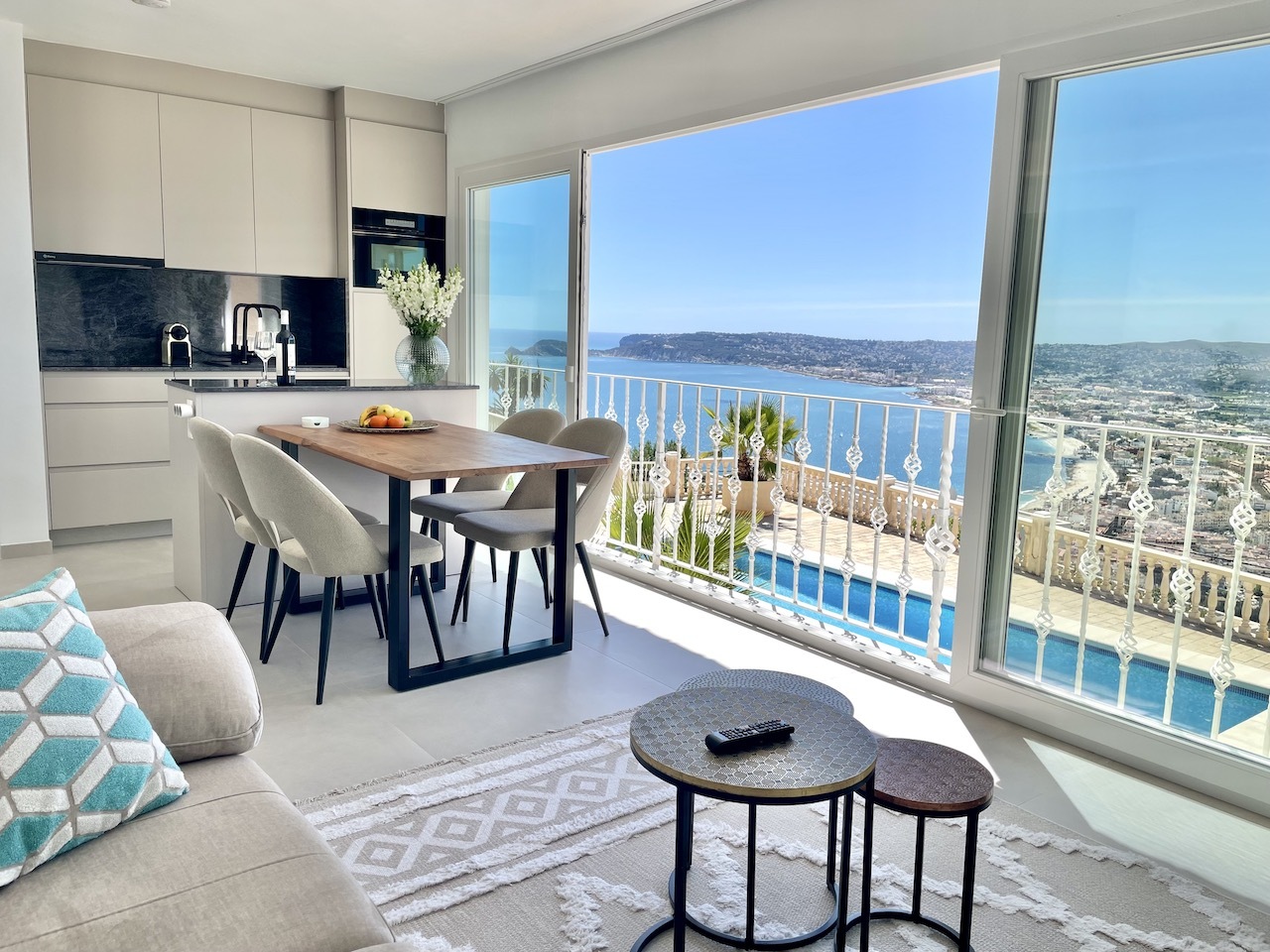 Pool bei Sonnenuntergang