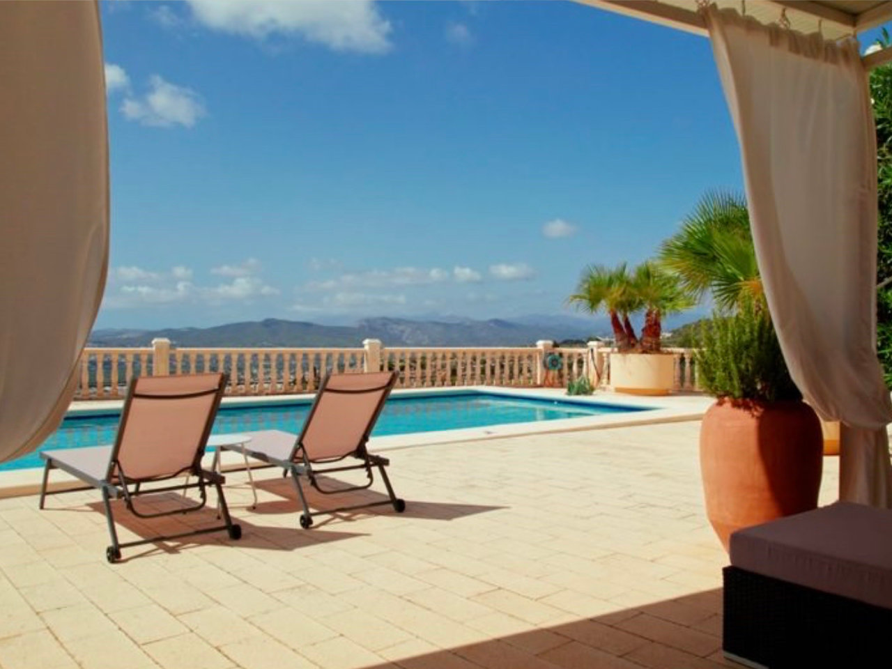 Pool bei Sonnenuntergang